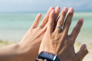 結婚指輪の男女の手